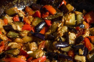 kızarmış veya kızarmış patlıcan, havuç, biber, bir tavada soğan bir arka plan gibi bakmak