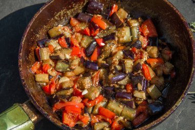 tavada kızartılmış veya kızartılmış patlıcan, havuç, biber, tavada soğan 