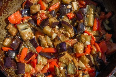 kızarmış veya kızarmış patlıcan, havuç, biber, bir tavada soğan bir arka plan gibi bakmak