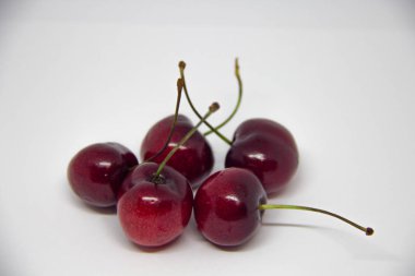 beyaz zemin üzerine tatlı kiraz