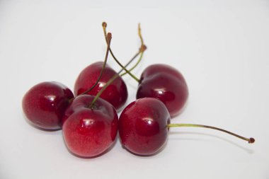 beyaz zemin üzerine tatlı kiraz