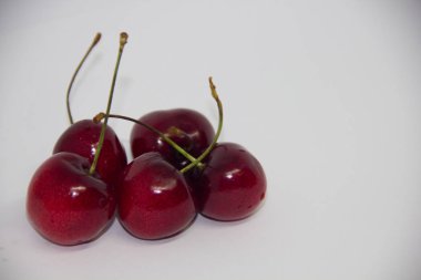 beyaz zemin üzerine tatlı kiraz