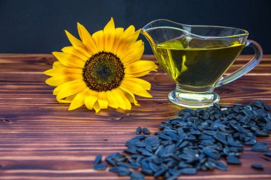 ayçiçek yağı, tohum ve ayçiçeği ile ahşap arka plan