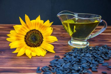ayçiçek yağı, tohum ve ayçiçeği ile ahşap arka plan