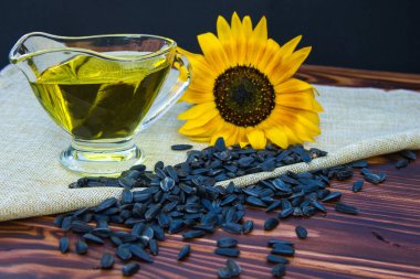 ayçiçek yağı, tohum ve ayçiçeği ile ahşap arka plan
