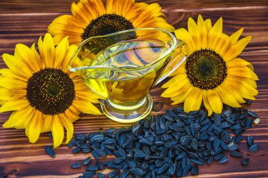 ayçiçek yağı, tohum ve ayçiçeği ile ahşap arka plan