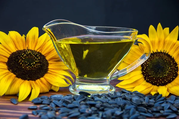 ayçiçek yağı, tohum ve ayçiçeği ile ahşap arka plan