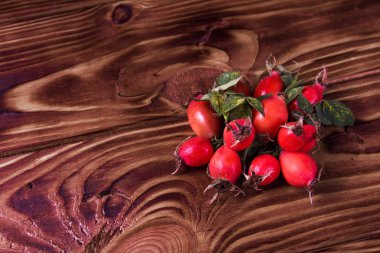 Tahta bir arka planda gül kalçası