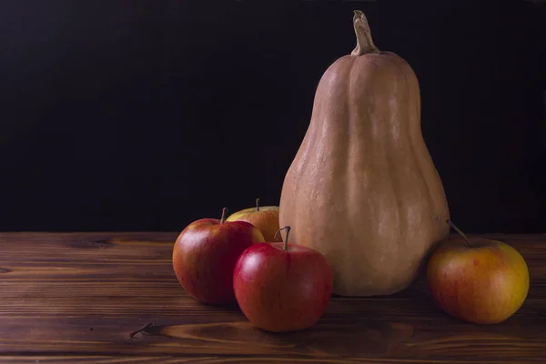 Calabaza Manzanas Sobre Una Mesa Madera Sobre Fondo Negro — Foto de Stock