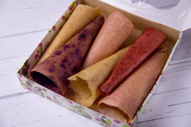 El yapımı, hafif arka planda bir kutuda el yapımı Pastila. Farklı meyveler, elmalı meyve şekeri çilekli meyve şekeri, üzümlü meyve şekeri.