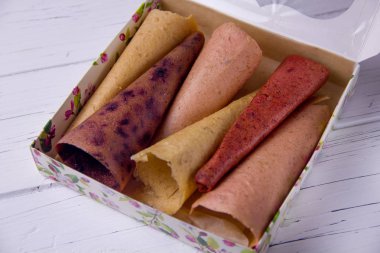 El yapımı, hafif arka planda bir kutuda el yapımı Pastila. Farklı meyveler, elmalı meyve şekeri çilekli meyve şekeri, üzümlü meyve şekeri.