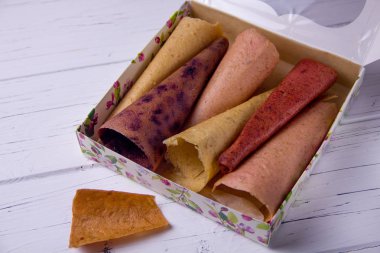 El yapımı, hafif arka planda bir kutuda el yapımı Pastila. Farklı meyveler, elmalı meyve şekeri çilekli meyve şekeri, üzümlü meyve şekeri.