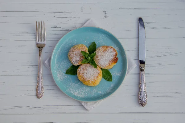 Gâteau Fromage Sur Une Assiette Bleue Avec Fourchette Couteau Tissu Photos De Stock Libres De Droits