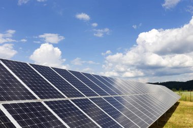 Bulutlu gökyüzü güneş güç paneliyle detay