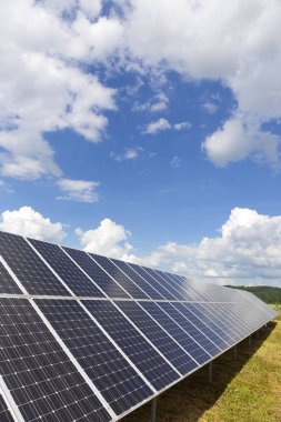 Bulutlu gökyüzü güneş güç paneliyle detay