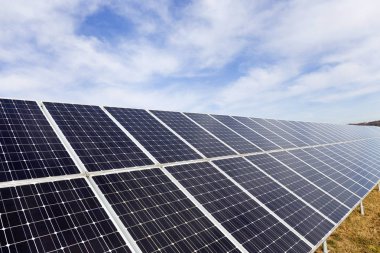 Bulutlu gökyüzü güneş güç paneliyle detay