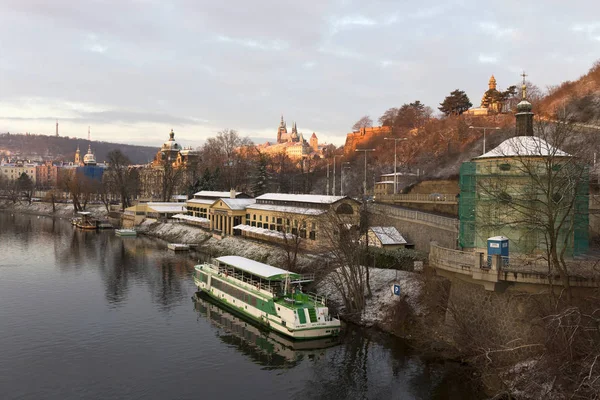 Soliga Snöig Tidig Morgon Lillsidan Prag Med Gotiska Slottet Ovanför — Stockfoto