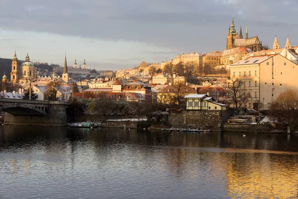 Słoneczny Snowy Wcześnie Rano Mala Strana Gotyckiego Zamku Nad Rzeką — Zdjęcie stockowe