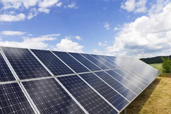 Bulutlu gökyüzü güneş güç paneliyle detay