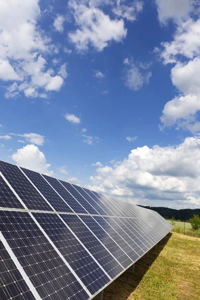 Detalhe Painel Energia Solar Com Céu Nublado — Fotografia de Stock