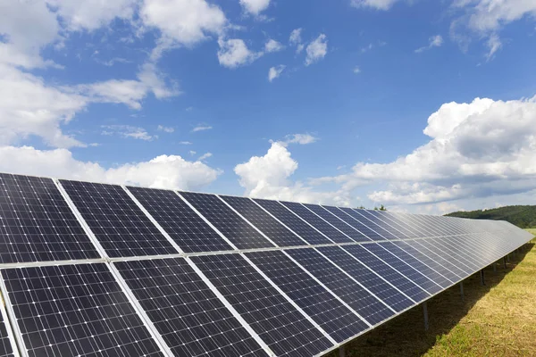 Detail Des Solarmoduls Bei Bewölktem Himmel — Stockfoto