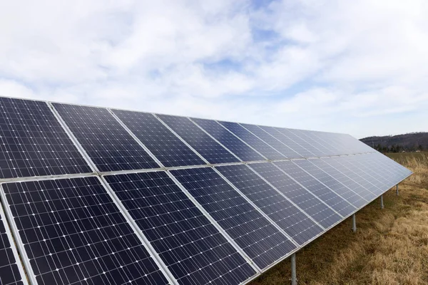 Détail Panneau Solaire Avec Ciel Nuageux — Photo