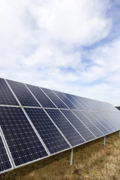 Détail Panneau Solaire Avec Ciel Nuageux — Photo