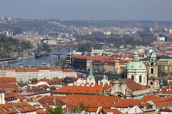 Vista Ciudad Praga Primavera Con Naturaleza Verde Los Árboles Con —  Fotos de Stock