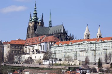 Gotik Prag Kalesi ile Strana'da yukarıda Nehri Vltava güneşli gün, Çek Cumhuriyeti