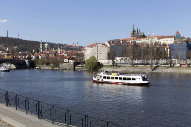 Gotik Prag Kalesi ile Strana'da yukarıda Nehri Vltava güneşli gün, Çek Cumhuriyeti