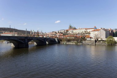 Gotik Prag Kalesi ile Strana'da yukarıda Nehri Vltava güneşli gün, Çek Cumhuriyeti