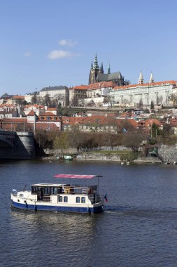 Gotik Prag Kalesi ile Strana'da yukarıda Nehri Vltava güneşli gün, Çek Cumhuriyeti
