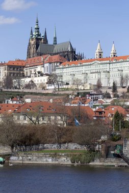 Gotik Prag Kalesi ile Strana'da yukarıda Nehri Vltava güneşli gün, Çek Cumhuriyeti