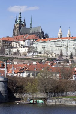 Gotik Prag Kalesi ile Strana'da yukarıda Nehri Vltava güneşli gün, Çek Cumhuriyeti