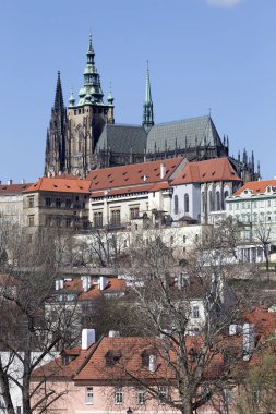 Gotik Prag Kalesi ile Strana'da yukarıda Nehri Vltava güneşli gün, Çek Cumhuriyeti