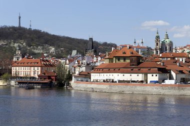 Gotik Prag Kalesi ile Strana'da yukarıda Nehri Vltava güneşli gün, Çek Cumhuriyeti