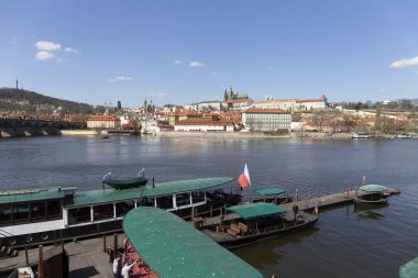 Gotik Prag Kalesi ile Strana'da yukarıda Nehri Vltava güneşli gün, Çek Cumhuriyeti