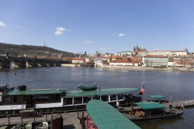 Gotik Prag Kalesi ile Strana'da yukarıda Nehri Vltava güneşli gün, Çek Cumhuriyeti