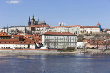 Gotik Prag Kalesi ile Strana'da yukarıda Nehri Vltava güneşli gün, Çek Cumhuriyeti