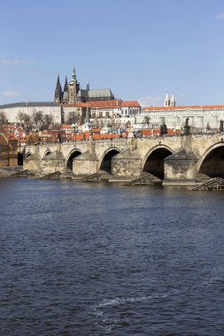 Gotik Prag Kalesi ile Strana'da yukarıda Nehri Vltava güneşli gün, Çek Cumhuriyeti