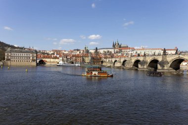 Gotik Prag Kalesi ile Strana'da yukarıda Nehri Vltava güneşli gün, Çek Cumhuriyeti