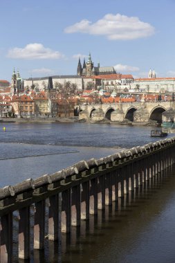 Gotik Prag Kalesi ile Strana'da yukarıda Nehri Vltava güneşli gün, Çek Cumhuriyeti