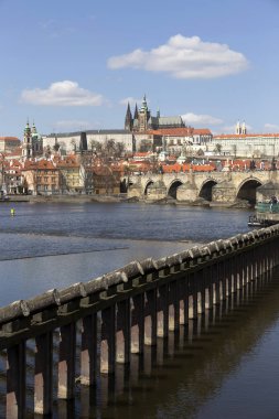 Gotik Prag Kalesi ile Strana'da yukarıda Nehri Vltava güneşli gün, Çek Cumhuriyeti