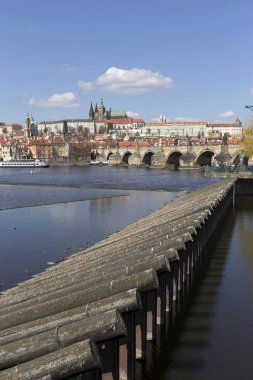 Gotik Prag Kalesi ile Strana'da yukarıda Nehri Vltava güneşli gün, Çek Cumhuriyeti