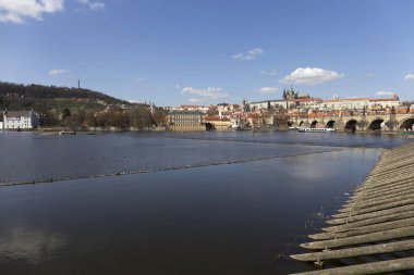 Gotik Prag Kalesi ile Strana'da yukarıda Nehri Vltava güneşli gün, Çek Cumhuriyeti