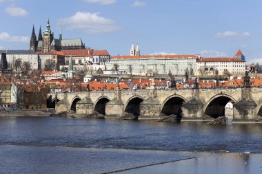Gotik Prag Kalesi ile Strana'da yukarıda Nehri Vltava güneşli gün, Çek Cumhuriyeti