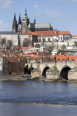 Gotik Prag Kalesi ile Strana'da yukarıda Nehri Vltava güneşli gün, Çek Cumhuriyeti