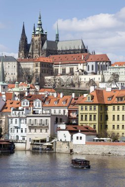 Gotik Prag Kalesi ile Strana'da yukarıda Nehri Vltava güneşli gün, Çek Cumhuriyeti