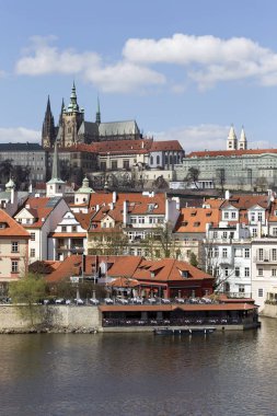 Gotik Prag Kalesi ile Strana'da yukarıda Nehri Vltava güneşli gün, Çek Cumhuriyeti