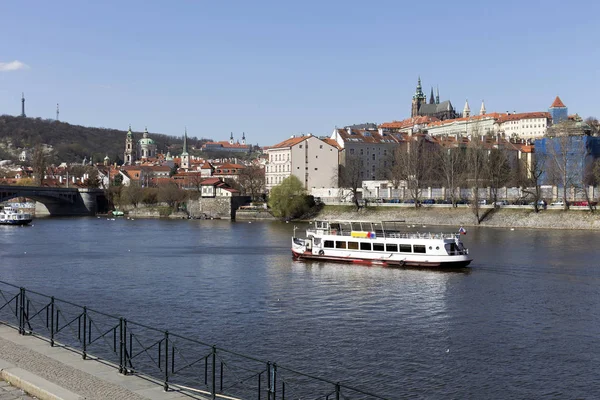 Gotik Prag Kalesi ile Strana'da yukarıda Nehri Vltava güneşli gün, Çek Cumhuriyeti